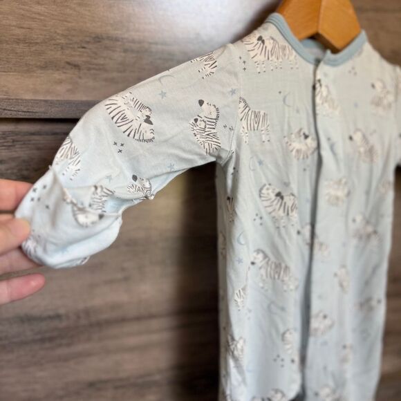 Magnetic Me Blue Zebra Print Kids Footie Onesie 8-12 lbs 0-3 mo preworn great co - Picture 7 of 10